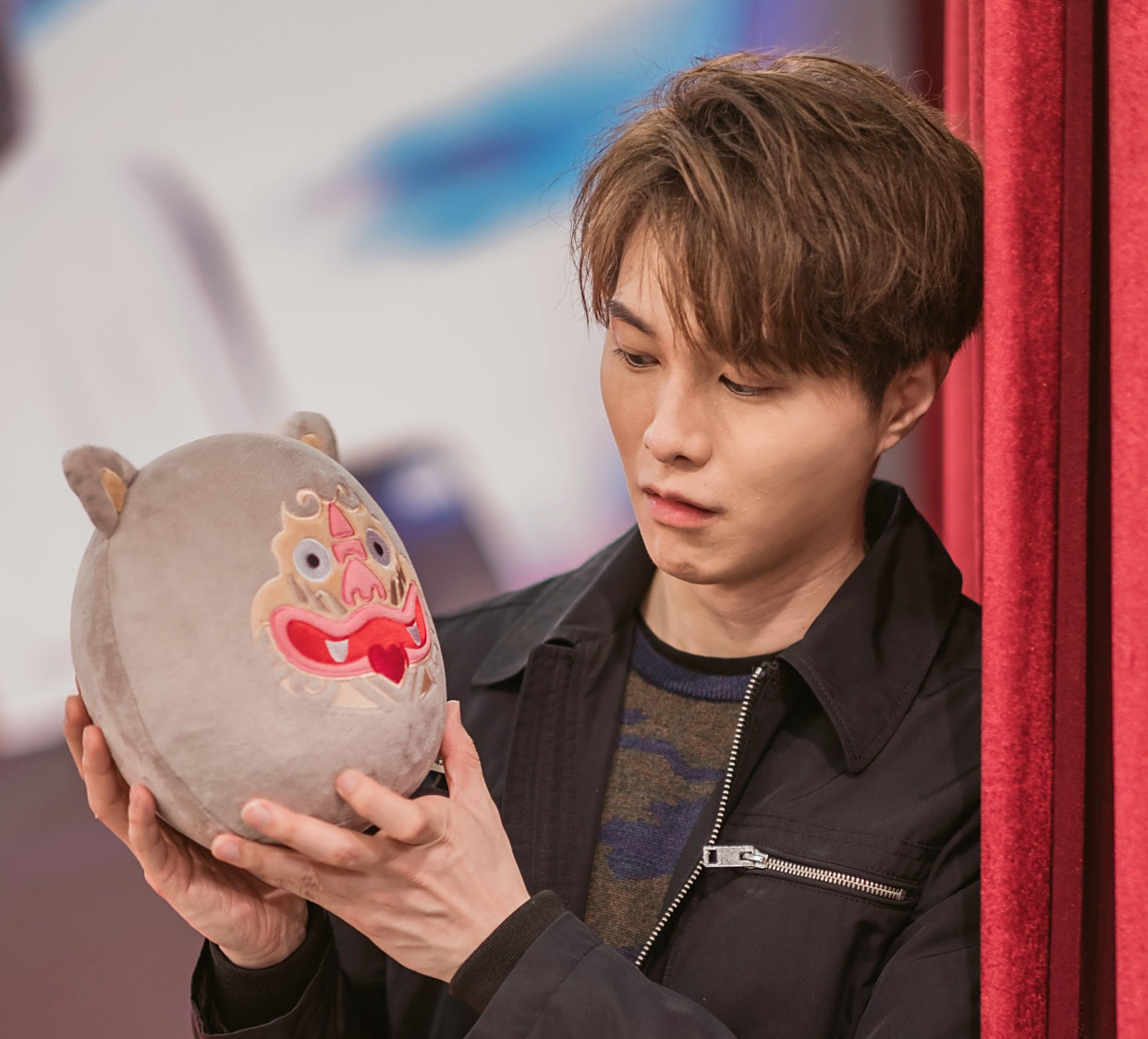 "豪仔"胡鸿钧被指整容"削骨还父",脸型进化越来越帅